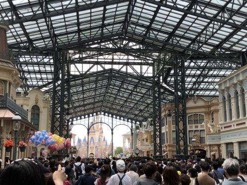 最新 東京ディズニーランド シーの入園時間別 何時に並ぶがいい おすすめ時間をご紹介
