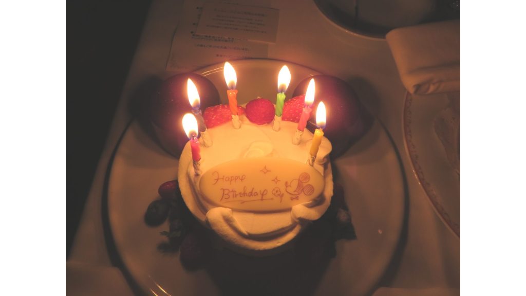 ディズニーランドホテルで最高の誕生日を ルームサービスのケーキから特典まで徹底紹介