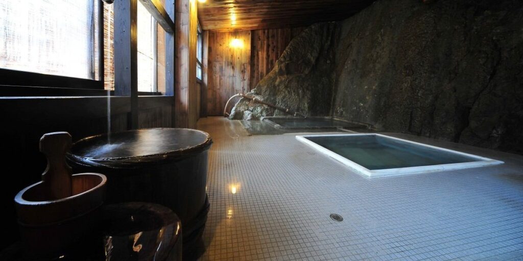 自噴岩盤の岩風呂　会津藩主松平家ゆかりの「天然岩風呂」